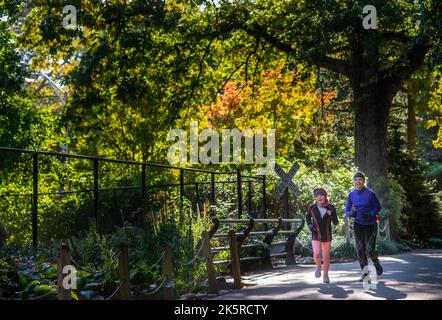 Philadelphia, Usa. 09. Oktober 2022. Die Läufer nehmen am LE&RN Philly Walk Teil, um Geld von lymphatischen Erkrankungen zu sammeln, Sonntag, 09. Oktober 2022, im Philadelphia Zoo in Philadelphia, Pennsylvania. ( Kredit: William Thomas Cain/Alamy Live News Stockfoto