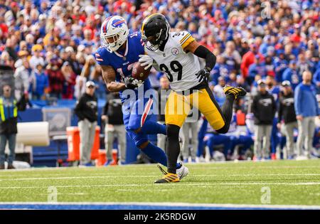 Orchard Park, New York, USA. 9. Oktober 2022. 9.. Oktober 2022 Buffalo Bills Wide Receiver Gabe Davis (13) und Pittsburgh Steelers Safety Minkah Fitzpatrick (39) während Pittsburgh Steelers gegen Buffalo Bills im Orchard Park, NY, im Highmark Stadium. Jake Mysliwczyk/BMR (Bild: © Jake Mysliwczyk/BMR via ZUMA Press Wire) Quelle: ZUMA Press, Inc./Alamy Live News Stockfoto