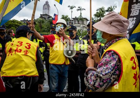 Taipeh. 10. Oktober 2022. Das Dritte Truppe-Parteibündnis 333 und andere Milizgruppen protestieren während des Nationaltages in Taipei, Taiwan am 10/10/2022 die Demonstranten forderten den regierenden Präsidenten Tsai Ing-wen zum Rücktritt auf, Und sprach sich gegen die Zusammenarbeit der Demokratischen Partei mit den USA und Taiwans Unabhängigkeitsbestrebungen aus. Von Wiktor Dabkowski Credit: dpa/Alamy Live News Stockfoto