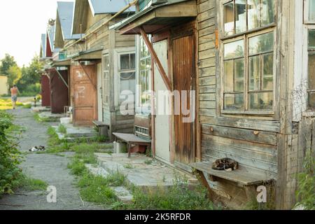 Alte Häuser auf dem Land. Baracken im Ghetto. Gehäuse für Arme. Verfallene Gebäude. Schlechter Wohnraum in Russland. Stockfoto