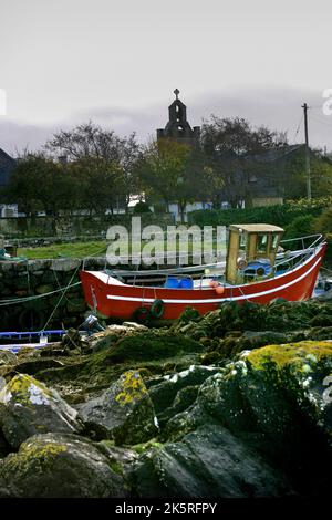 Holzfischboot im Trockendock, Roundstone, Connemara, County Galway, Irland Stockfoto