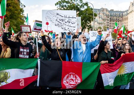 Washington, Usa. 08. Oktober 2022. Die Menschen singen, während sie zum Washington Monument für Mahsa Amini marschieren, die junge Frau, die letzten Monat in Haft der iranischen Moralpolizei starb. Seit Mitte September der Tod des 22-Jährigen öffentlich wurde, fanden im Iran täglich Demonstrationen statt. Kredit: SOPA Images Limited/Alamy Live Nachrichten Stockfoto