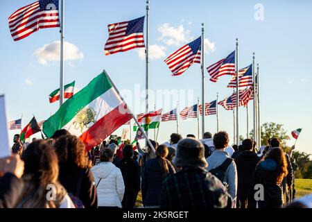 Washington, Usa. 08. Oktober 2022. Am Washington Monument nehmen Menschen an einem Protest gegen Mahsa Amini, die junge Frau, die im vergangenen Monat in Haft der iranischen Moralpolizei starb, Teil. Seit Mitte September der Tod des 22-Jährigen öffentlich wurde, fanden im Iran täglich Demonstrationen statt. Kredit: SOPA Images Limited/Alamy Live Nachrichten Stockfoto