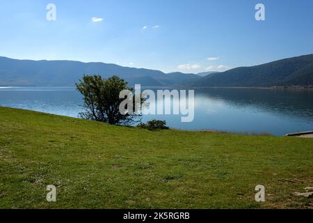 Wunderschöne Landschaft mit Blick auf den Prespa-See von einem Hügel auf der Insel Agios Achilios, Region Florina, Griechenland Stockfoto