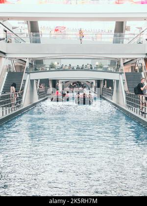 Senkrechter Blick auf Besucher, die eine Boot- oder Sampanfahrt in Marina Bay Sands, Singapur, machen Stockfoto