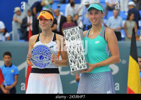 Monastir, Tunesien. 9. Oktober 2022. Elise Mertens (R) aus Belgien feiert mit der Trophäe während der Preisverleihung nach dem letzten Spiel gegen Alize Cornet aus Frankreich beim 2022 Jasmin Open Monastir Tennisturnier in Monastir, Tunesien, 9. Oktober 2022. Quelle: Adel Ezzine/Xinhua/Alamy Live News Stockfoto