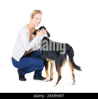 Hes ein so guter Junge. Studioaufnahme einer jungen Frau mit ihrem Hund auf Weiß isoliert. Stockfoto