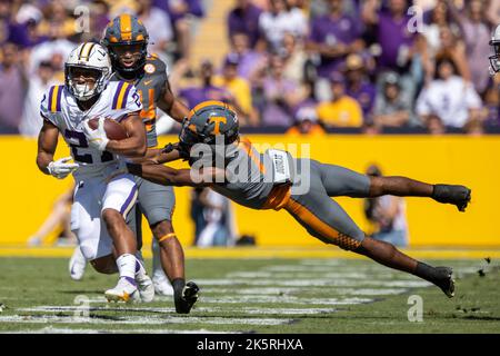 Christian Charles (14) macht einen Tauchversuch, als die LSU Tigers Running Back Josh Williams (27) den Ball am Samstag, den 8. Oktober 2022, in Baton Rouge trägt. Louisiana. Tennessee besiegt LSU 40-13. (Kirk Meche/Bild des Sports) Stockfoto