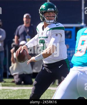 East Rutherford, New Jersey, USA. 9. Oktober 2022. Der New Yorker Jets Quarterback Zach Wilson (2) wird am Sonntag, den 9. Oktober 2022, im MetLife Stadium in East Rutherford, New Jersey, gegen die Miami Dolphins antreten. Duncan Williams/CSM/Alamy Live News Stockfoto