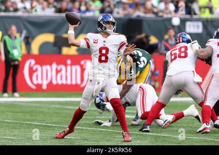 London, Großbritannien. 9.. Oktober 2022; Tottenham Hotspur Stadium. Tottenham, London, England; NFL UK Football, New York Giants versus Greenbay Packers: New York Giants Quarterback Daniel Jones (8) Credit: Action Plus Sports Images/Alamy Live News Stockfoto