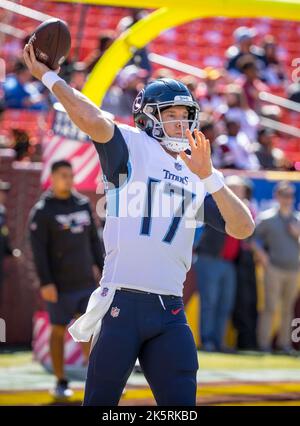 Landover, MD, USA. 9. Oktober 2022. Tennessee Titans Quarterback Ryan Tannehill (17) erwärmt sich vor dem Spiel zwischen den Tennessee Titans und den Washington Commanders, das im FedEx Field in Landover, MD, gespielt wurde. Fotograf: Cory Royster. Kredit: csm/Alamy Live Nachrichten Stockfoto