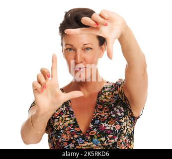 Konzentrieren Sie sich auf Ihre Probleme. Reife attraktive Frau, die ihre Hände hochhält, um Sie in einen Rahmen zu versetzen - Copyspace. Stockfoto