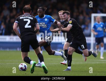 Peterborough, Großbritannien. 08. Oktober 2022. Ricky Jade-Jones (PU) Jonny Smith (BA) beim Peterborough United gegen Burton Albion, EFL League One Match, im Weston Homes Stadium, Peterborough, Cambridgeshire. Kredit: Paul Marriott/Alamy Live Nachrichten Stockfoto