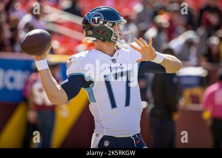 Landover, MD, USA. 9. Oktober 2022. Tennessee Titans Quarterback Ryan Tannehill (17) erwärmt sich vor dem Spiel zwischen den Tennessee Titans und den Washington Commanders, das im FedEx Field in Landover, MD, gespielt wurde. Fotograf: Cory Royster. Kredit: csm/Alamy Live Nachrichten Stockfoto