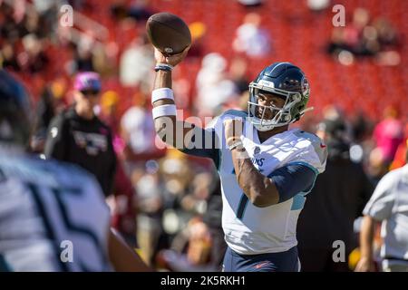 Landover, MD, USA. 9. Oktober 2022. Der Tennessee Titans Quarterback Malik Willis (7) erwärmt sich vor dem Spiel zwischen den Tennessee Titans und den Washington Commanders, das im FedEx Field in Landover, MD, gespielt wurde. Fotograf: Cory Royster. Kredit: csm/Alamy Live Nachrichten Stockfoto