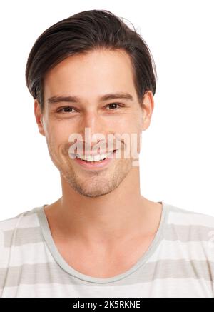 Selbstbewusstes Eingehen. Süßer junger Mann im lässigen gestreifte T-Shirt, fröhlich lachend, isoliert auf Weiß - Copyspace. Stockfoto