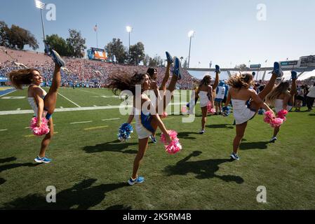 UCLA Bruins Cheerleader während eines NCAA College Football Spiels zwischen den UCLA Bruins und den Utah Utes. Die UCLA Bruins besiegten die Utah Utes 42-32 am Samstag, den 8. Oktober 2022, in Pasadena, Kalifornien (Ed Ruvalcaba/Image of Sport) Stockfoto