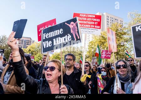 Demonstranten halten Plakat und chanten Parolen während einer Kundgebung zur Unterstützung der iranischen Proteste am 9. Oktober 2022 in Paris, Frankreich, nach dem Tod der iranischen Frau Mahsa Amini im Iran. Die NGO Iran Human Rights (IHR) zählt 95 Todesfälle bei der Unterdrückung von Protesten nach dem Tod von Amini, 22, die am 16. September 2022, drei Tage nach ihrer Verhaftung durch die Polizei in Teheran, in Haft starb, weil sie angeblich die strenge Kleiderordnung der islamischen republik für Frauen verletzt hatte. Foto von Pierrick Villette/ABACAPRESS.COM Stockfoto