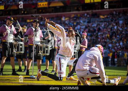 Landover, MD, USA. 9. Oktober 2022. Das Tanzmitglied der Washington Commanders tritt während des Spiels zwischen den Tennessee Titans und den Washington Commanders auf, das im FedEx Field in Landover, MD, gespielt wurde. Fotograf: Cory Royster. Kredit: csm/Alamy Live Nachrichten Stockfoto