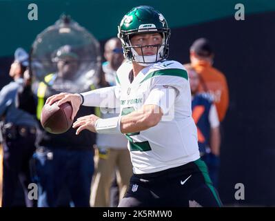 East Rutherford, New Jersey, USA. 9. Oktober 2022. Der New Yorker Jets Quarterback Zach Wilson (2) wird am Sonntag, den 9. Oktober 2022, im MetLife Stadium in East Rutherford, New Jersey, gegen die Miami Dolphins antreten. Duncan Williams/CSM/Alamy Live News Stockfoto