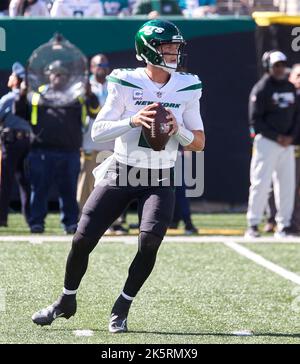 East Rutherford, New Jersey, USA. 9. Oktober 2022. Der New Yorker Jets Quarterback Zach Wilson (2) wird am Sonntag, den 9. Oktober 2022, im MetLife Stadium in East Rutherford, New Jersey, gegen die Miami Dolphins antreten. Duncan Williams/CSM/Alamy Live News Stockfoto