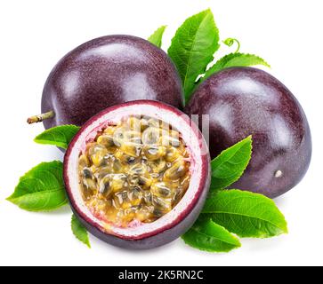 Dunkelviolette Passionsfrüchte oder Maracuja mit grünen Blättern auf weißem Hintergrund. Stockfoto