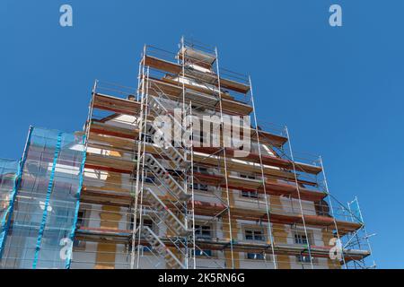 Gerüst auf einem großen alten Haus mit einer neu bemalten Fassade Stockfoto