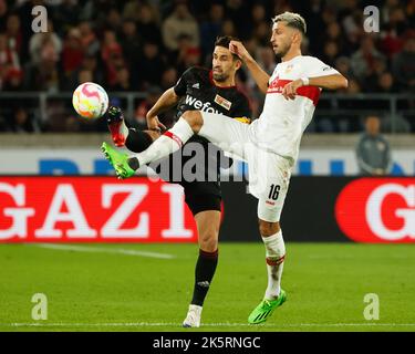 Stuttgart, Deutschland. 9. Oktober 2022. Rani Khedira (L) vom FC Union Berlin steht bei ihrem Bundesligaspiel in Stuttgart am 9. Oktober 2022 mit Atakan Karazor vom VfB Stuttgart im Spiel der deutschen 1. Liga auf dem Spiel. Quelle: Philippe Ruiz/Xinhua/Alamy Live News Stockfoto