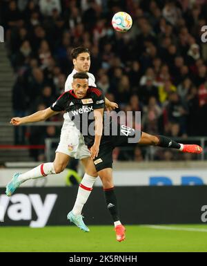 Stuttgart, Deutschland. 9. Oktober 2022. Jamie Leweling (unten) vom FC Union Berlin steht im Spiel mit Konstantinos Mavropanos vom VfB Stuttgart beim Bundesligaspiel der ersten Liga am 9. Oktober 2022 in Stuttgart. Quelle: Philippe Ruiz/Xinhua/Alamy Live News Stockfoto