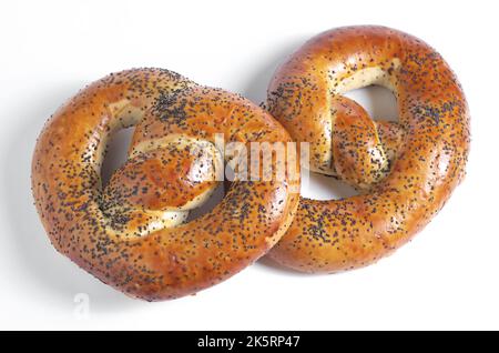 Weiche Brezeln mit Mohnsamen auf weißem Hintergrund in Nahaufnahme Stockfoto