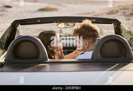 Auto, Reisen und Paar zusammen auf einem Roadtrip halten an einem Strand, um Zeit zu verbringen. Urlaub Transport Pause von einer Freundin und Freund lächeln mit Stockfoto