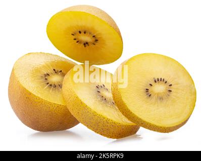 Goldene Kiwi-Scheiben isoliert auf weißem Hintergrund. Stockfoto