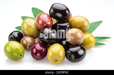 Kalamata, grüne und schwarze Oliven isoliert auf weißem Hintergrund. Stockfoto