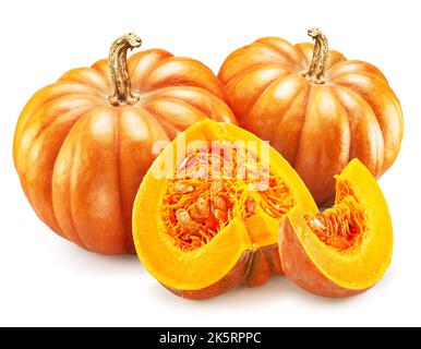 Orangefarbene runde Kürbisse und Kürbisscheiben isoliert auf weißem Hintergrund. Stockfoto