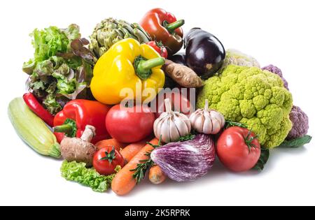 Auswahl an frischem Bio-Gemüse auf weißem Hintergrund. Stockfoto