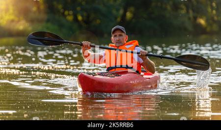 Senior Kayaker auf einem Fluss. Bild des „KAYAK Water Sports“-Konzepts Stockfoto