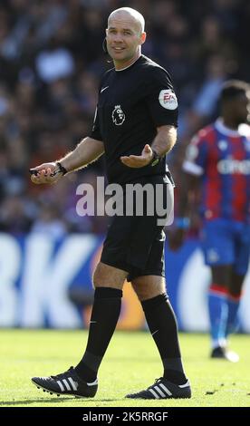 London, Großbritannien. 9. Oktober 2022. Schiedsrichter Paul Tierney während des Spiels der Premier League im Selhurst Park, London. Bildnachweis sollte lauten: Paul Terry/Sportimage Kredit: Sportimage/Alamy Live News Stockfoto