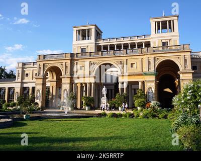Das Orangery Palace im Park Sanssouci mit seiner wunderschönen Umgebung vor blauem Himmel Stockfoto