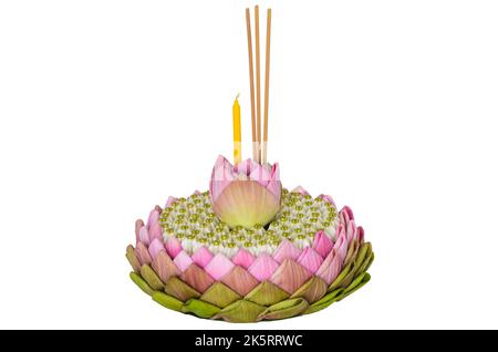 Das rosa Lotusblütenblatt krathong mit 3 Räucherstäbchen und Kerzen schmückt mit Lotus und Kronenblume für das Thailand-Vollmond- oder Loy-Krathong-Fest Stockfoto