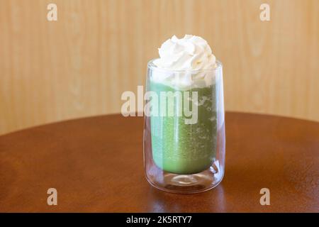 Matcha grüner Tee in einem lokalen Café in Cebu City, Philippinen Stockfoto