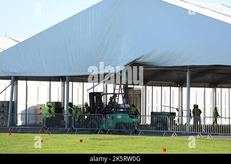 (221010) -- NEW YORK, 10. Oktober 2022 (Xinhua) -- Arbeiter arbeiten auf der Baustelle eines humanitären Notstands- und Hilfszentrums für Asylbewerber auf Randall's Island in New York, USA, 9. Oktober 2022. Der Bürgermeister von New York, Eric Adams, erklärte am Freitag den Ausnahmezustand als Reaktion auf einen rekordverdächtigen Zustrom von Asylbewerbern in die Stadt, hauptsächlich von der südlichen Grenze der Vereinigten Staaten aus. Am Freitag wurde ein Exekutivbefehl erlassen, mit dem alle zuständigen Behörden in der Stadt formell aufgefordert werden, ihre Bemühungen zur Reaktion auf die humanitäre Krise des Asylbewerbers zu koordinieren Stockfoto