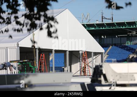 (221010) -- NEW YORK, 10. Oktober 2022 (Xinhua) -- Foto zeigt die Baustelle eines humanitären Notstands- und Hilfszentrums für Asylbewerber auf Randall's Island in New York, USA, 9. Oktober 2022. Der Bürgermeister von New York, Eric Adams, erklärte am Freitag den Ausnahmezustand als Reaktion auf einen rekordverdächtigen Zustrom von Asylbewerbern in die Stadt, hauptsächlich von der südlichen Grenze der Vereinigten Staaten aus. Am Freitag wurde ein Exekutivbefehl erlassen, mit dem alle zuständigen Behörden in der Stadt formell aufgefordert werden, ihre Bemühungen zur Reaktion auf die humanitäre Krise des Asylbewerbers zu koordinieren und c Stockfoto