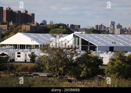 (221010) -- NEW YORK, 10. Oktober 2022 (Xinhua) -- Foto zeigt die Baustelle eines humanitären Notstands- und Hilfszentrums für Asylbewerber auf Randall's Island in New York, USA, 9. Oktober 2022. Der Bürgermeister von New York, Eric Adams, erklärte am Freitag den Ausnahmezustand als Reaktion auf einen rekordverdächtigen Zustrom von Asylbewerbern in die Stadt, hauptsächlich von der südlichen Grenze der Vereinigten Staaten aus. Am Freitag wurde ein Exekutivbefehl erlassen, mit dem alle zuständigen Behörden in der Stadt formell aufgefordert werden, ihre Bemühungen zur Reaktion auf die humanitäre Krise des Asylbewerbers zu koordinieren und c Stockfoto