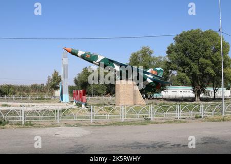 Mikoyan-Gurevich MiG-23ms-Jäger an der Straßenkreuzung, Tokmok, Chui Valley, Chui Region, Kirgisistan, Zentralasien Stockfoto