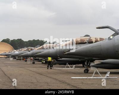 Flugjäger von Dassault Rafale während einer Trainingsübung der französischen Luftwaffe im Rahmen der VOLFA 2022 auf dem Militärstützpunkt Mont-de-Marshan am 6. Oktober 2022. Eine Trainingsübung, die vom 26. September bis 14. Oktober 2022 vom BA 118 des Mont-de-Marshan VOLFA durchgeführt wurde, ermöglicht die Vorbereitung von hochintensiven Operationen der Luftwaffe und des Weltraums in Zusammenarbeit mit 7 alliierten Nationen (amerikanisch, kanadisch, emirati, spanisch, griechisch, Italienisch und Portugiesisch), die an dem Szenario teilnehmen. Foto von Herve Lequeux/ABACAPRESS.COM Stockfoto