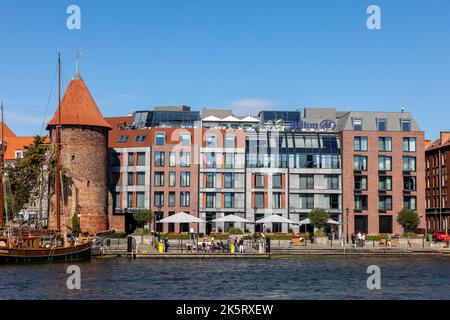 Danzig, Polen - 9. September 2020: Die Architektur der alten Gdańsk am Fischmarkt / Targ Rybny/ am Ufer der Motława Stockfoto