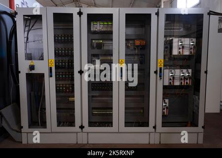 Werkseitig elektrisches Schaltschrankgehäuse für Strom und Stromverteilung. Unterbrechungsfreie, elektrische Spannung. Stockfoto