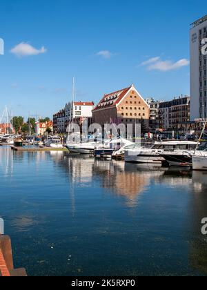 Danzig, Polen - 9. September 2020: Motorboote und Segelboote in der Marina in Danzig. Polen Stockfoto