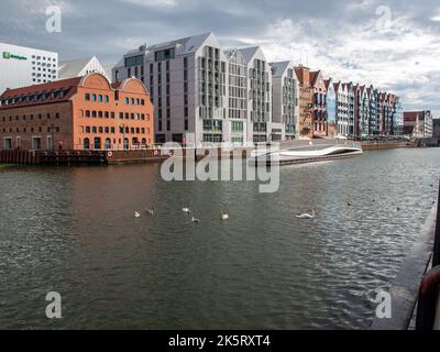 Danzig, Polen - 9. September 2020: Moderne Architektur der Kornspeicher-Insel in der Altstadt von Danzig. Polen Stockfoto