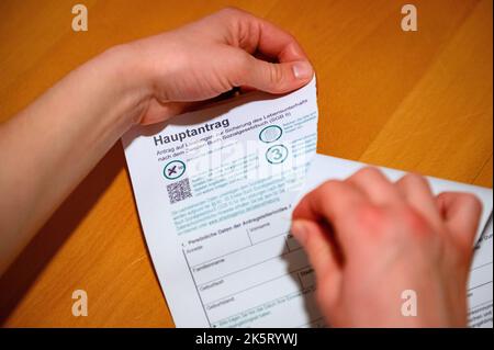 Hamburg, Deutschland. 27. September 2022. Eine Person zerreißt einen Hartz IV-Antrag. Quelle: Jonas Walzberg/dpa/Alamy Live News Stockfoto